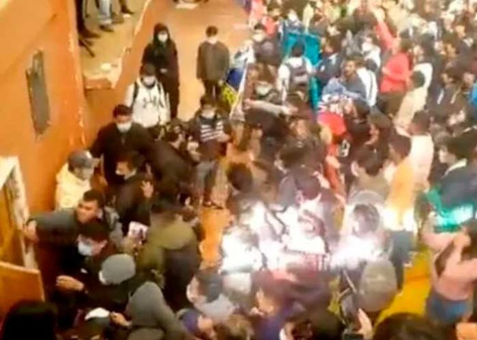 Avalancha humana en una universidad en Bolivia dejó 3 muertos y 70 heridos