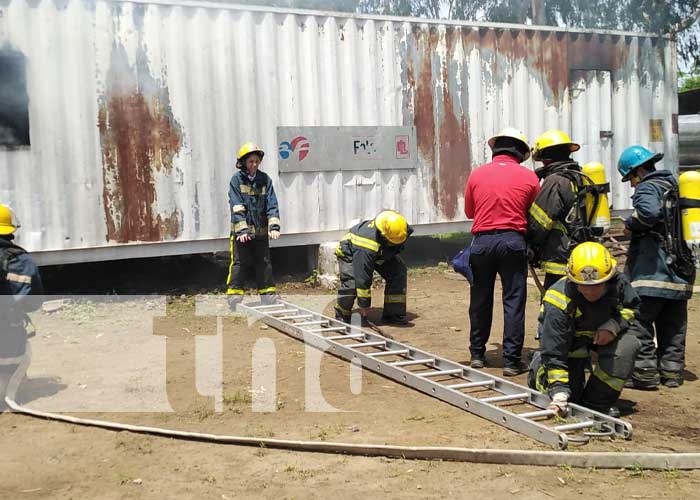 Prácticas para nuevos aspirantes a bomberos en Managua