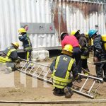 Prácticas para nuevos aspirantes a bomberos en Managua