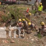 Bomberos realizan práctica de rescate por deslizamiento de tierra