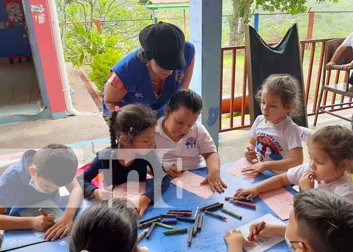 Niñas y niños de CDI Divino Niño realizan manualidades conmemorando el día de las madres
