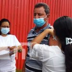 Pobladores de Managua reciben dosis de vacuna en contra del coronavirus como plan de vacunación casa a casa