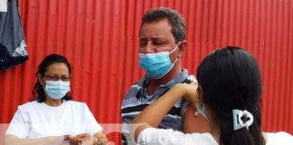 Pobladores de Managua reciben dosis de vacuna en contra del coronavirus como plan de vacunación casa a casa