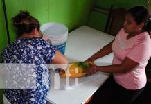 Madre que vende frescos en Managua es premiada por Crónica TN8