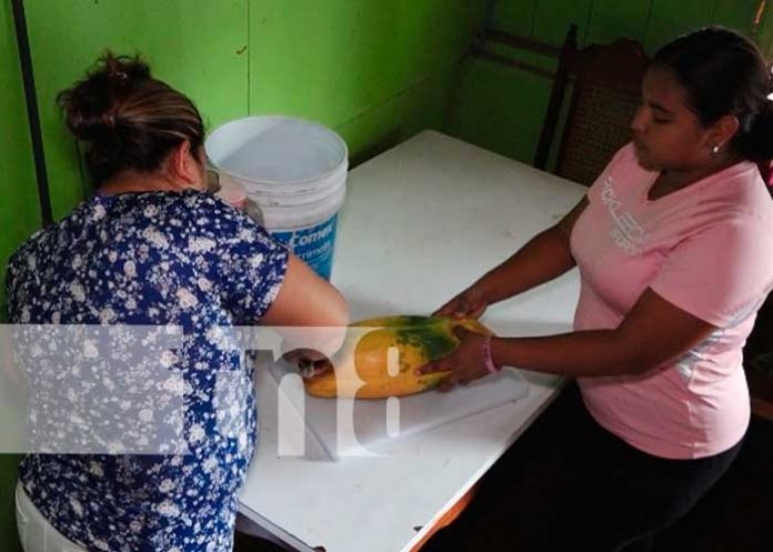 Madre que vende frescos en Managua es premiada por Crónica TN8