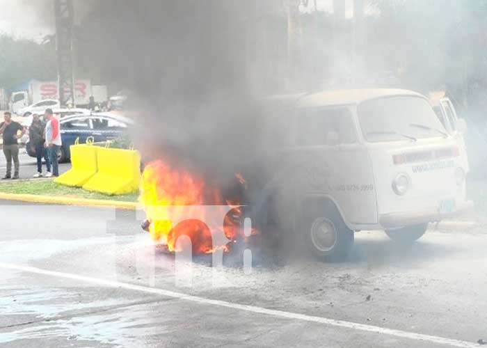 Control de incendio en vehículo cerca de Plaza Inter, Managua