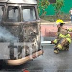 Control de incendio en vehículo cerca de Plaza Inter, Managua