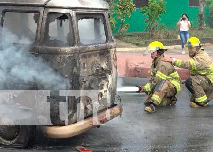 Control de incendio en vehículo cerca de Plaza Inter, Managua