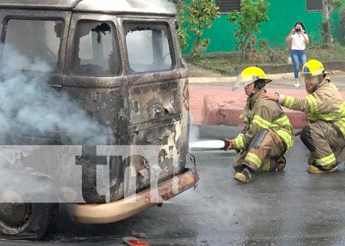 Control de incendio en vehículo cerca de Plaza Inter, Managua