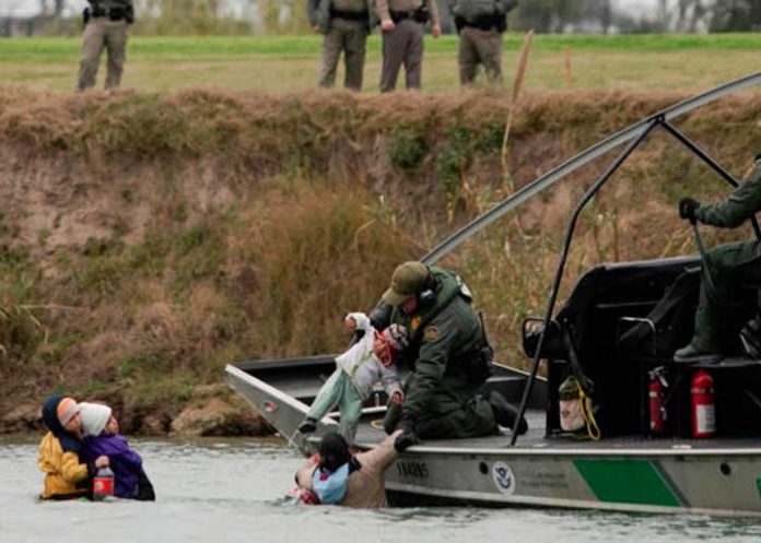 ¿Suerte o milagro? Rescatan a tres hondureños atrapados en el Río Bravo