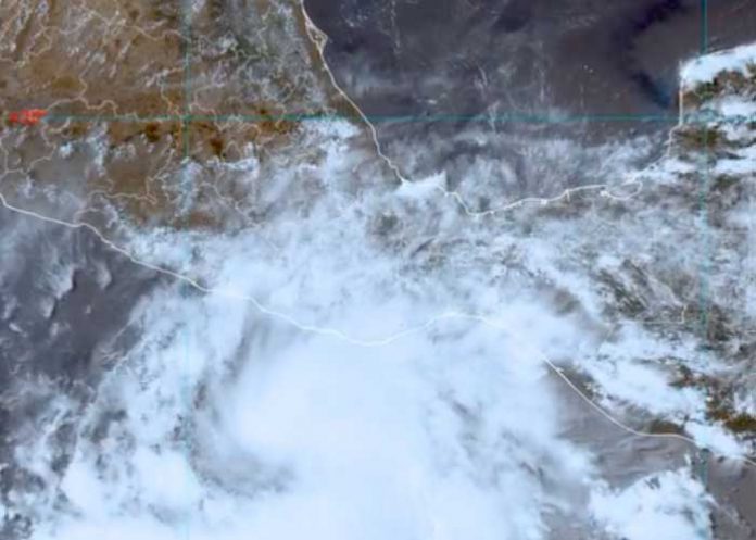 'Agatha' se convierte en huracán categoría 1 frente a la Costa de México