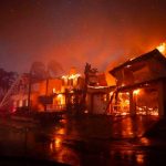 Incendio arrasa con todo a su paso por Nuevo México y California