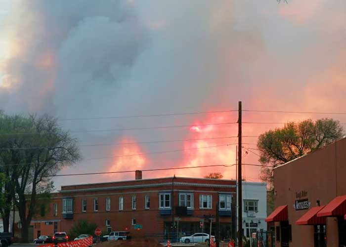Incendio arrasa con todo a su paso por Nuevo México y California