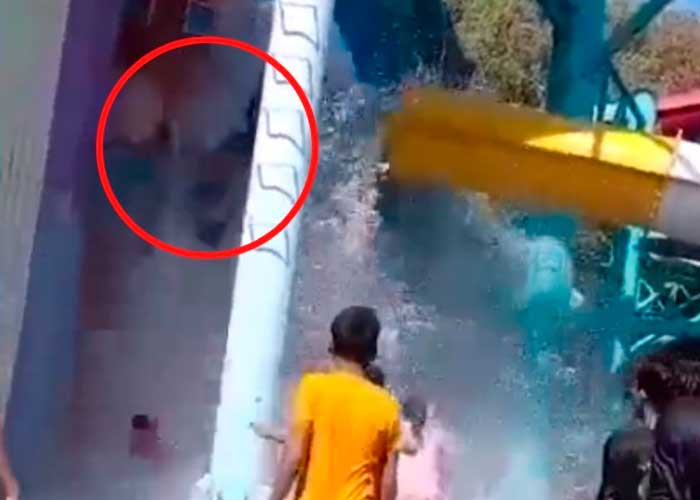 ¡Terror! Colapsa tobogán en parque acuático y niños caen al vacío