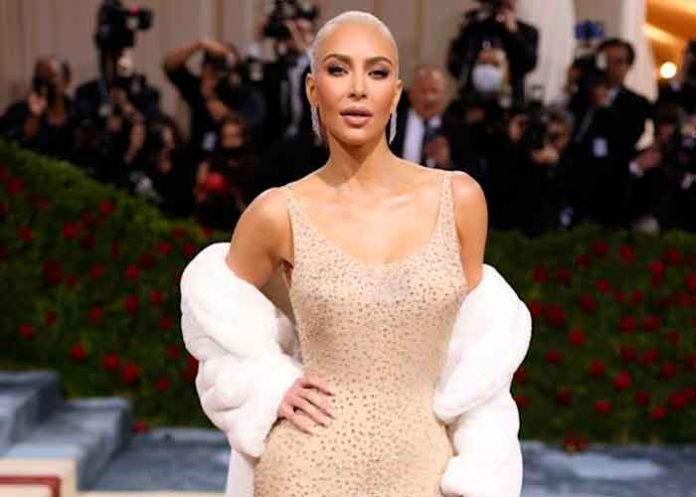 Kim Kardashian no pudo cerrarse el vestido de Marilyn por detrás (FOTOS)