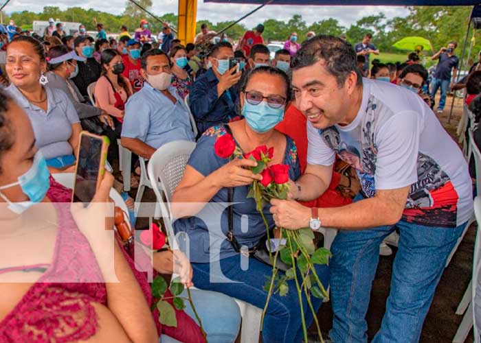 En el Día de las madres, entregan lotes en Villa Esperanza en Managua