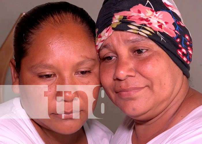Madre e hija celebrando con premios de Crónica TN8 
