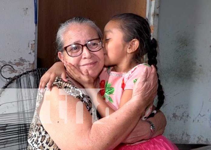 Madre abnegada y dedicada a su niña en Matagalpa