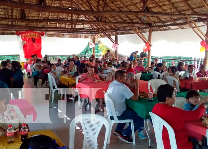 Agasajan a Madres de Héroes y Mártires del Distrito I de Managua