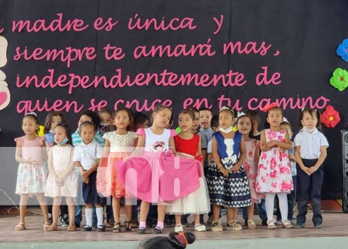 Festival para las madres desde un colegio de Managua