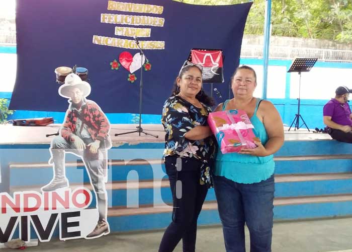 Regalos a madres como parte de los festejos en Managua
