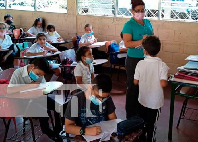Distribución de la merienda escolar en Managua
