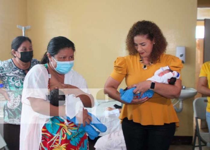 Madres que dieron a luz en primeros minutos del 30 de mayo reciben obsequios