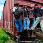 Rescatan a 53 migrantes hacinados en camión de carga en México