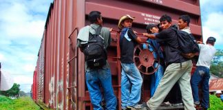 Rescatan a 53 migrantes hacinados en camión de carga en México