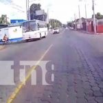 Motociclista sobrevive a impacto de bus, pese a llevar el casco