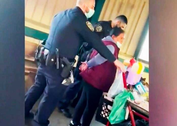 ¡Indignación! Arrestan a mujer por vender frutas en metro de Nueva York