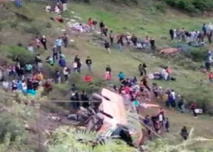 ¡Al vacío! 11 muertos y 34 heridos al caer autobús a un precipicio en Perú