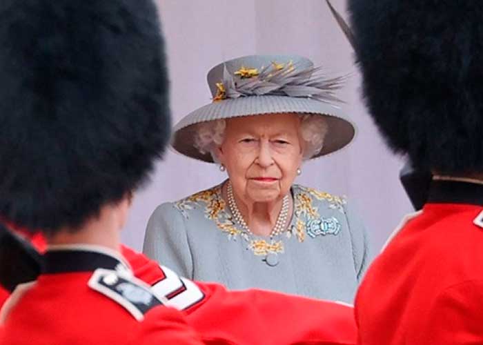 ¡Escándalo en la Casa Real! Detienen a guardias de Isabel II por drogas