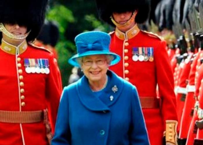 ¡Escándalo en la Casa Real! Detienen a soldados de Isabel II por drogas