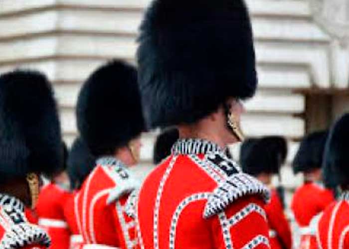 ¡Escándalo en la Casa Real! Detienen a soldados de Isabel II por drogas