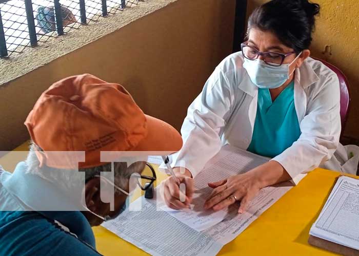 Atención gratuita de salud para familias en Managua