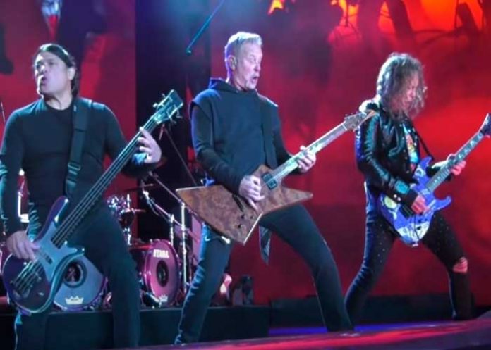 ¡Insólito! Mujer dio a luz en pleno concierto de Metallica en Brasil