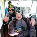 ¡Bate récords! Anciana sueca con 103 años salta en paracaídas