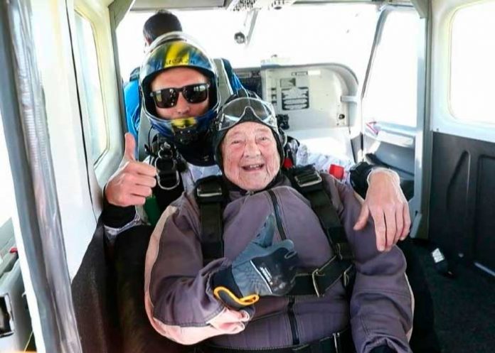 ¡Bate récords! Anciana sueca con 103 años salta en paracaídas