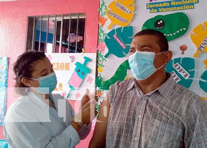 Aplicación de vacunación contra la influenza en Managua, Nicaragua