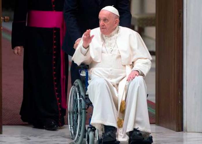 Con un buen trago de tequila el papa Francisco asegura sanar su rodilla