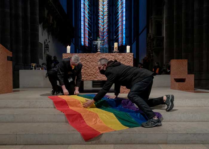¡Polémico!  El Papa dice que la Iglesia no rechaza a homosexuales, fieles sí
