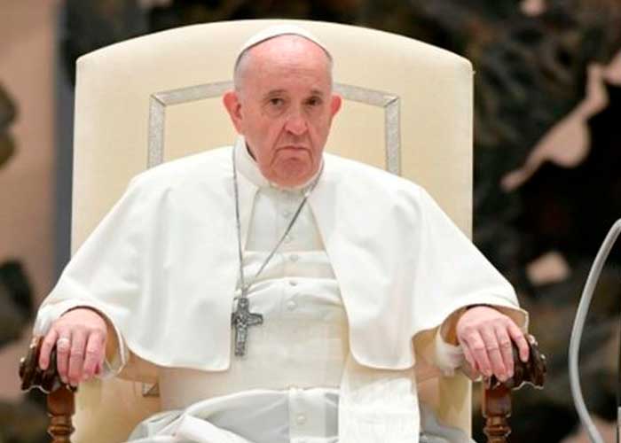 Con un buen trago de tequila el papa Francisco asegura sanar su rodilla