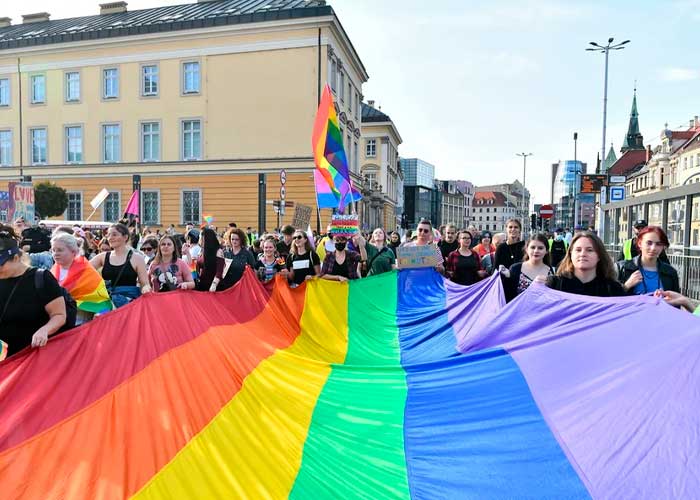 ¡Polémico!  El Papa dice que la Iglesia no rechaza a homosexuales, fieles sí