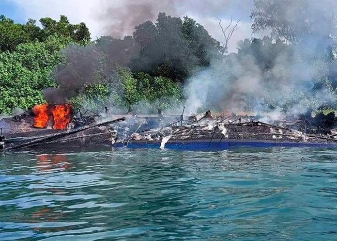 Ferri con 124 tripulantes se incendia en Filipinas
