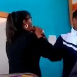 ¡Viral! Maestra enseña a alumnos como poner el "capote" con la boca