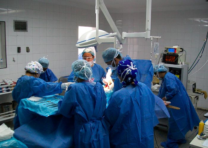 Gemelos separados por 24 médicos en Yemen