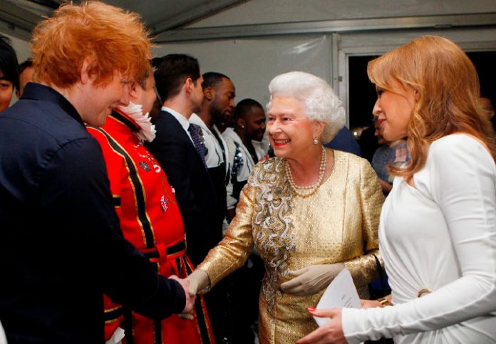Ed Sheeran en tributo a Isabel II y el duque de Edimburgo