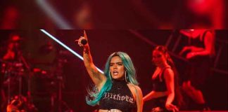 "No va bailar bien mami": Karol G regaña a fans por estar sentados