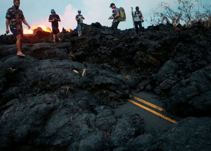 Helicóptero se estrella en un campo de lava en Hawaii y deja 2 heridos graves
